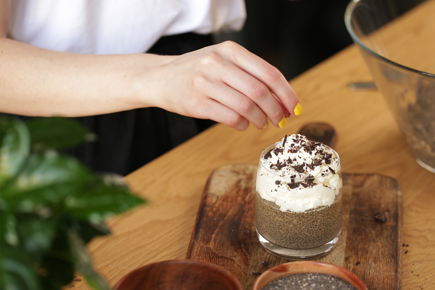 Kom met chia-koffie-pudding met slagroom en stukjes chocolade