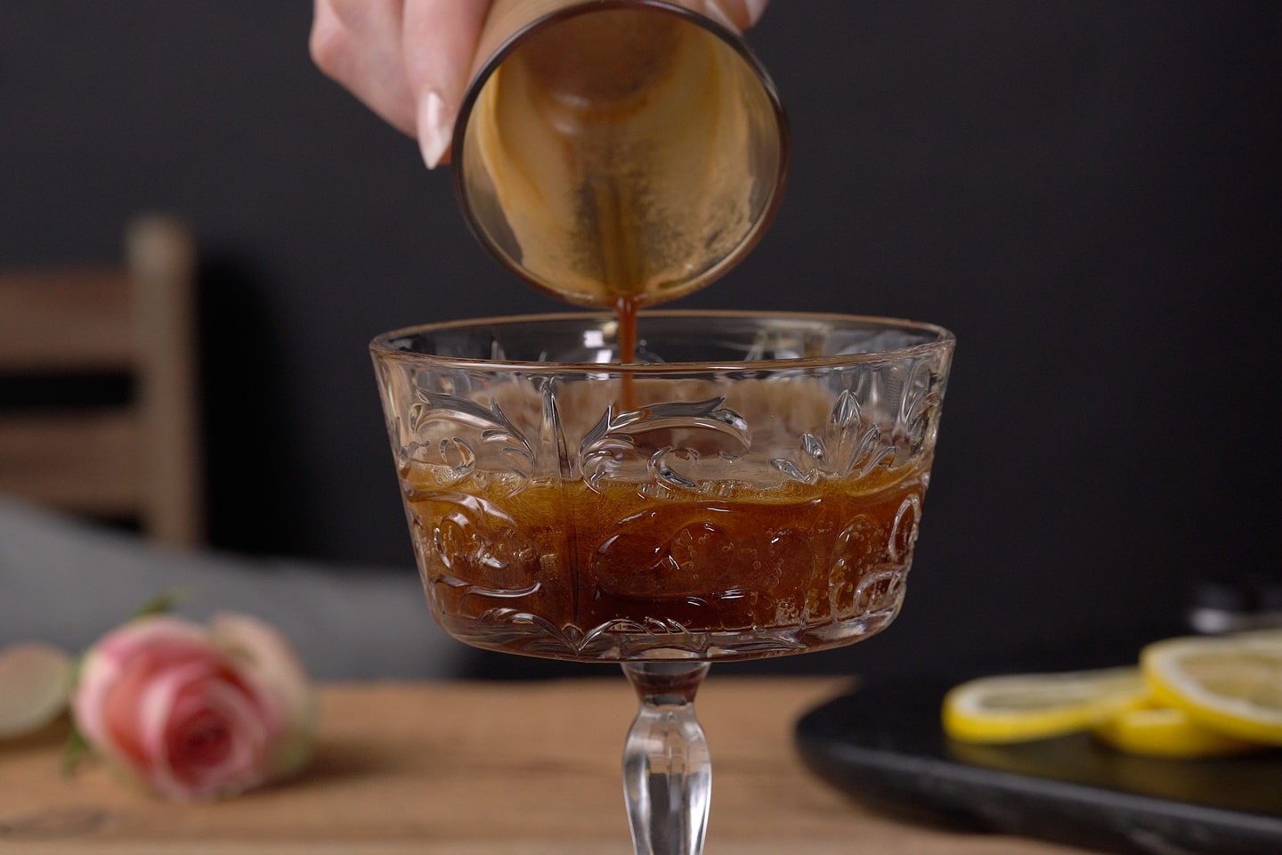 Sektglas mit Eiswürfeln und Espresso Secco und selbstgemachtem Rosensirup Café Royal Rezept